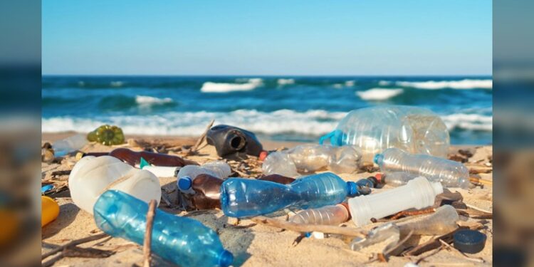 Advierte ONU 11 millones de toneladas de plástico en océanos y lagos