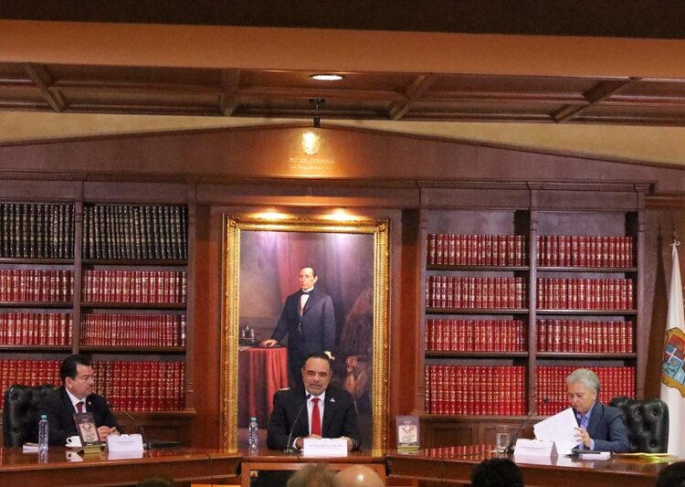 Presenta Edy Izaguirre dos obras clave para la historia del constitucionalismo mexicano