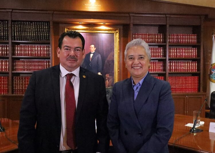 Presenta Edy Izaguirre dos obras clave para la historia del constitucionalismo mexicano