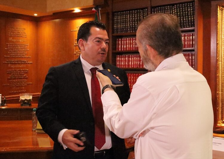 Presenta Edy Izaguirre dos obras clave para la historia del constitucionalismo mexicano