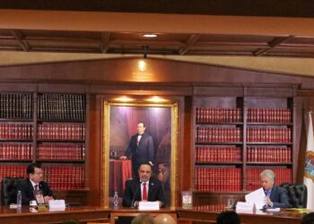 Presenta Edy Izaguirre dos obras clave para la historia del constitucionalismo mexicano