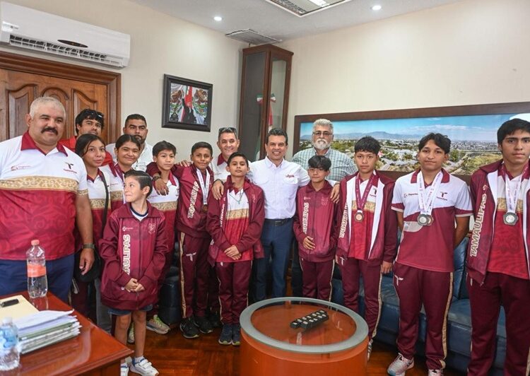 Recibe alcalde de Victoria a medallistas de plata y bronce