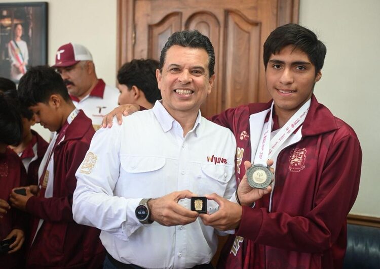 Recibe alcalde de Victoria a medallistas de plata y bronce