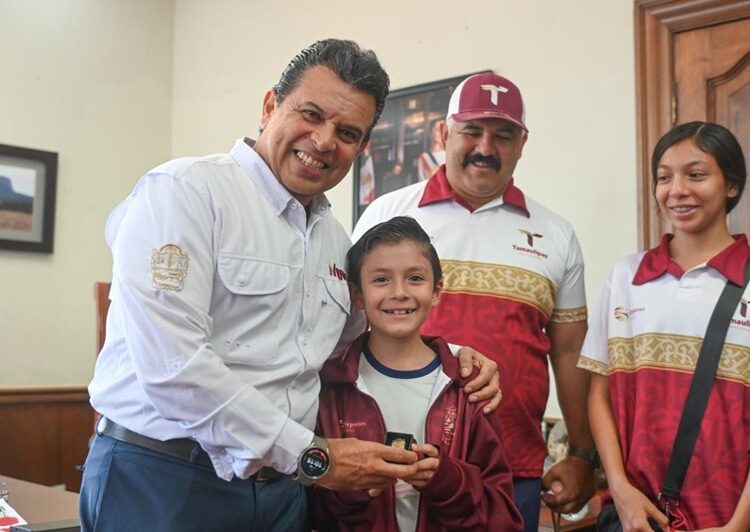 Recibe alcalde de Victoria a medallistas de plata y bronce