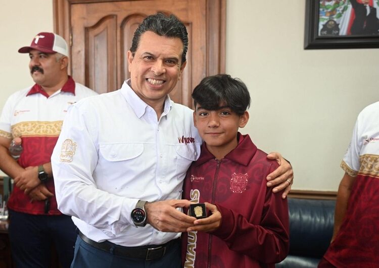 Recibe alcalde de Victoria a medallistas de plata y bronce