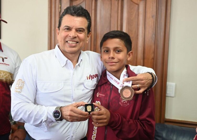 Recibe alcalde de Victoria a medallistas de plata y bronce