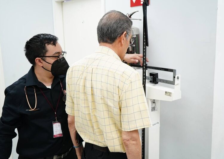 Reconoce DIF NLD a padres con brigada médica “Papá Saludable”