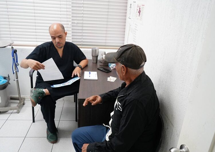 Reconoce DIF NLD a padres con brigada médica “Papá Saludable”