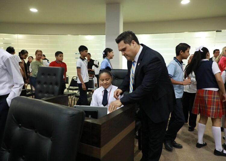 Reconoce Humberto el esfuerzo de estudiantes al encabezar el congreso infantil