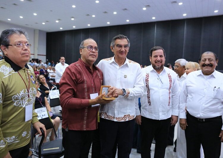 Refrenda AVA alianza con maestros; entrega 284 condecoraciones