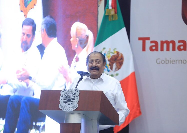 Refrenda AVA alianza con maestros; entrega 284 condecoraciones