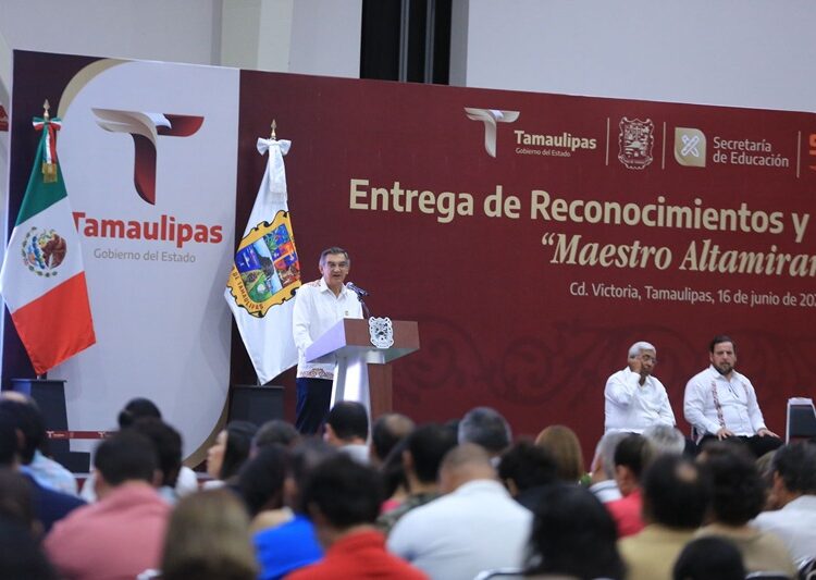 Refrenda AVA alianza con maestros; entrega 284 condecoraciones