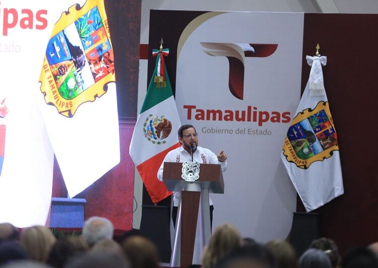 Refrenda AVA alianza con maestros; entrega 284 condecoraciones