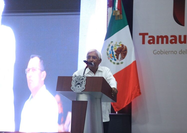 Refrenda AVA alianza con maestros; entrega 284 condecoraciones