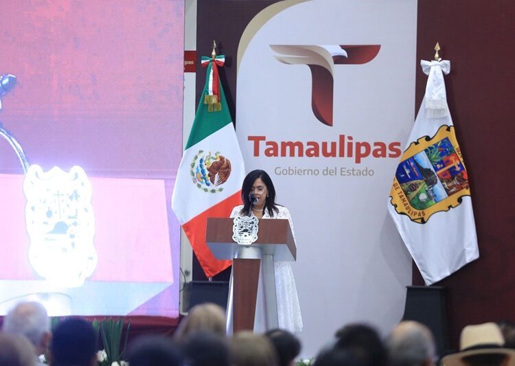 Refrenda AVA alianza con maestros; entrega 284 condecoraciones