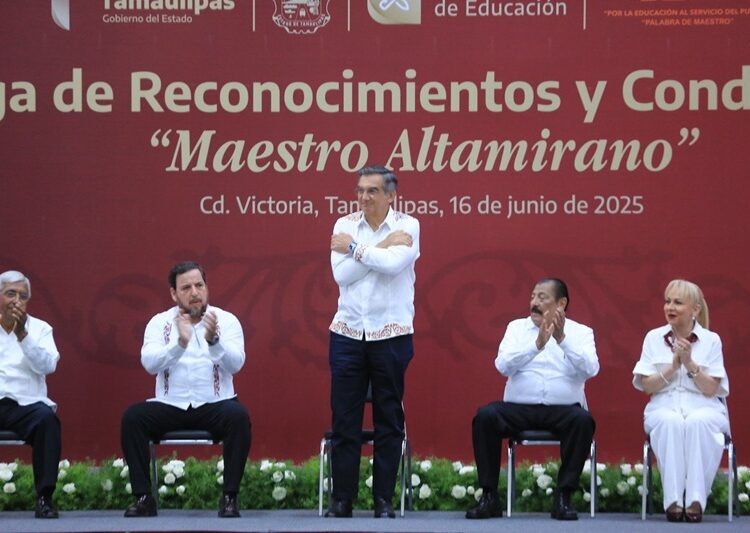 Refrenda AVA alianza con maestros; entrega 284 condecoraciones