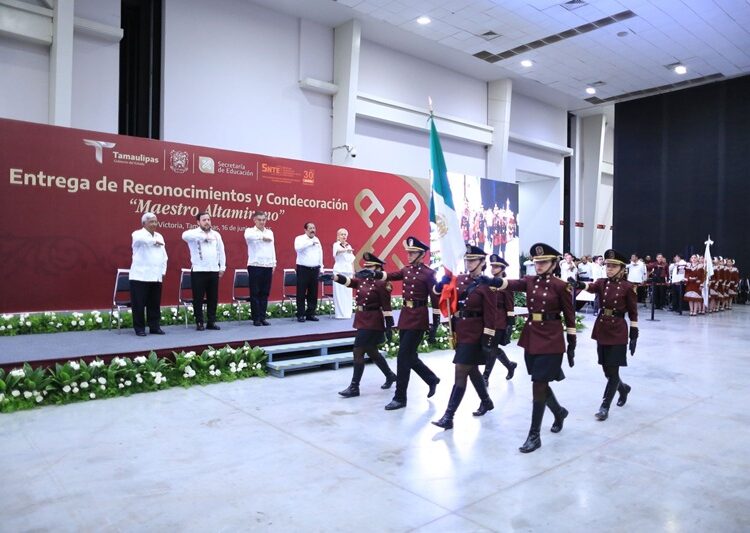 Refrenda AVA alianza con maestros; entrega 284 condecoraciones