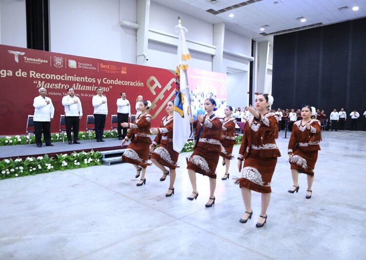 Refrenda AVA alianza con maestros; entrega 284 condecoraciones