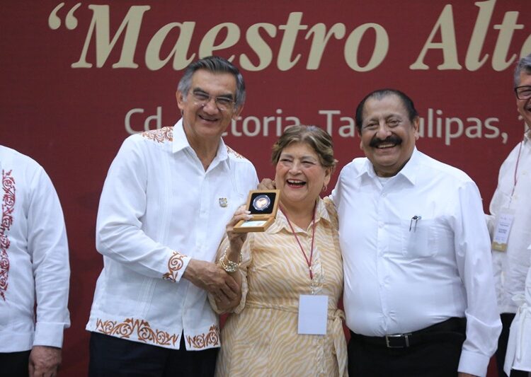 Refrenda AVA alianza con maestros; entrega 284 condecoraciones