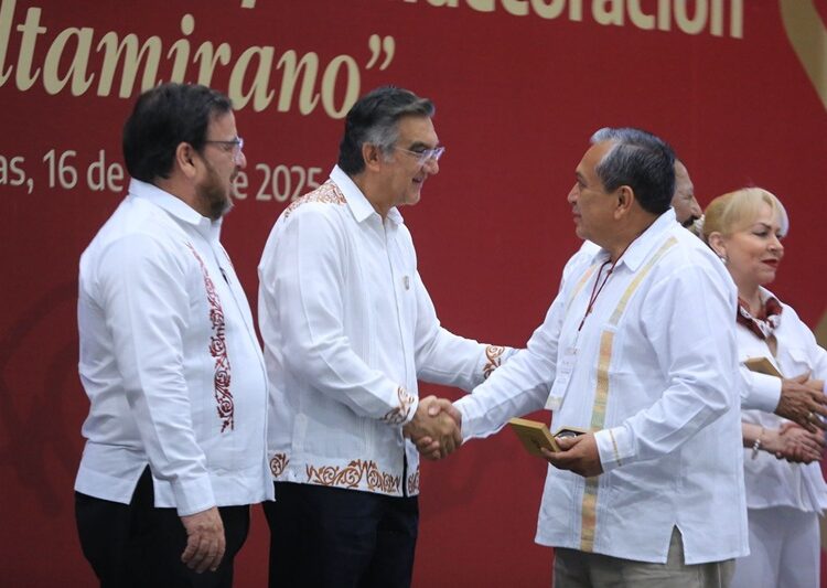 Refrenda AVA alianza con maestros; entrega 284 condecoraciones