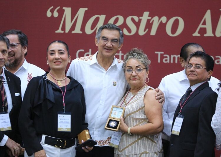 Refrenda AVA alianza con maestros; entrega 284 condecoraciones