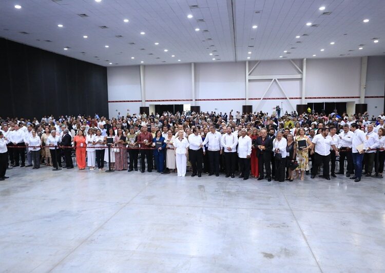 Refrenda AVA alianza con maestros; entrega 284 condecoraciones