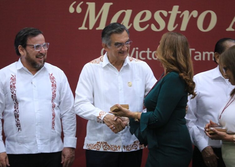 Refrenda AVA alianza con maestros; entrega 284 condecoraciones