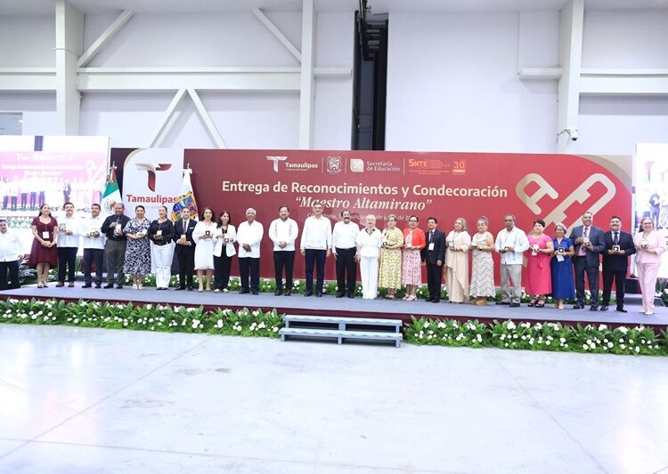 Refrenda AVA alianza con maestros; entrega 284 condecoraciones