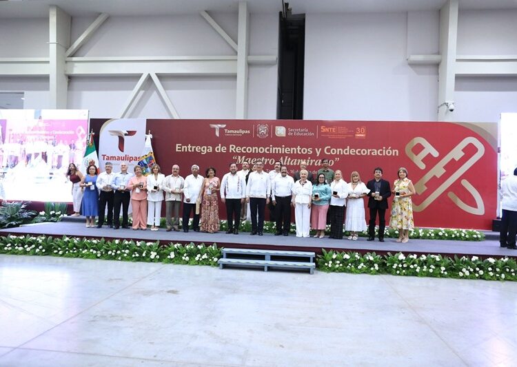 Refrenda AVA alianza con maestros; entrega 284 condecoraciones