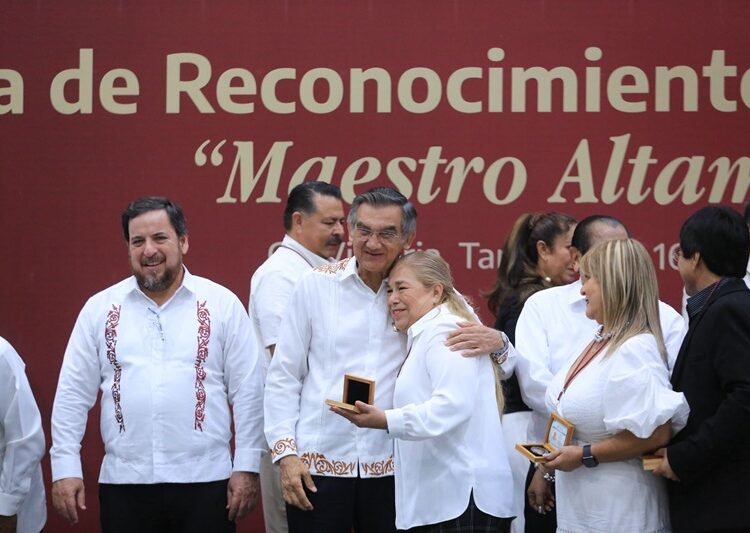 Refrenda AVA alianza con maestros; entrega 284 condecoraciones