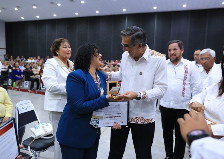 Refrenda AVA alianza con maestros; entrega 284 condecoraciones