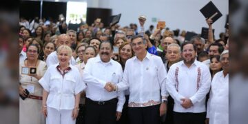 Refrenda AVA alianza con maestros; entrega 284 condecoraciones