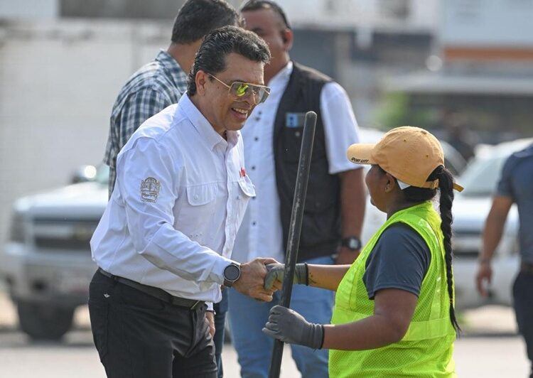 Supervisa Lalo Gattás atención de reportes ciudadanos