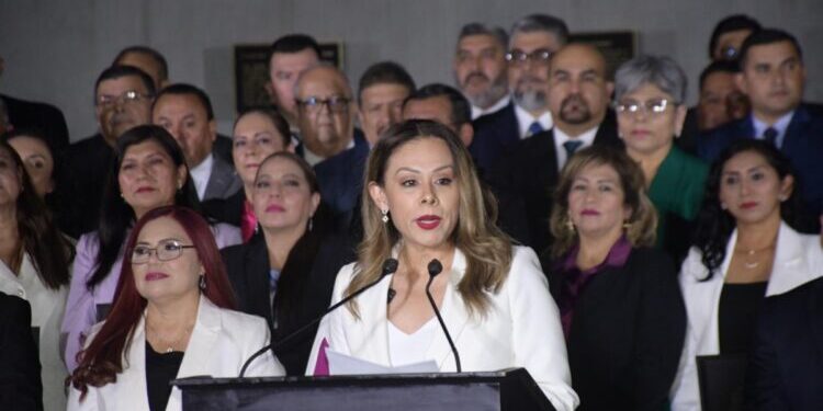 Tania Contreras López recibió su Constancia de Mayoría