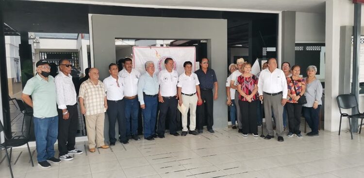 Cierran jubilados subdelegación del ISSSTE, protestan contra encargado de Prestaciones