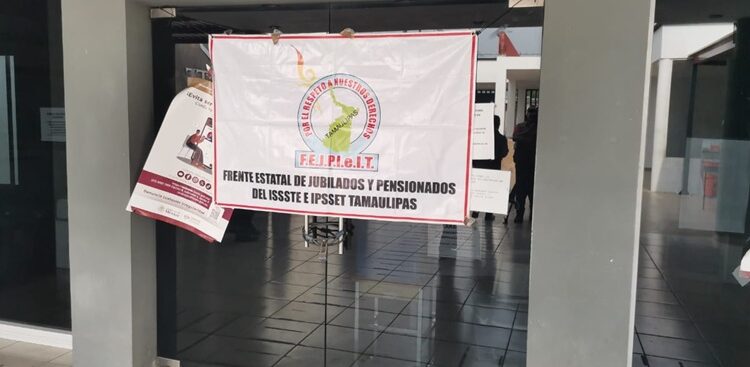 Cierran jubilados subdelegación del ISSSTE, protestan contra encargado de Prestaciones