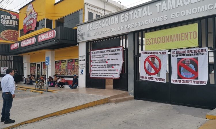 Cierran jubilados subdelegación del ISSSTE, protestan contra encargado de Prestaciones