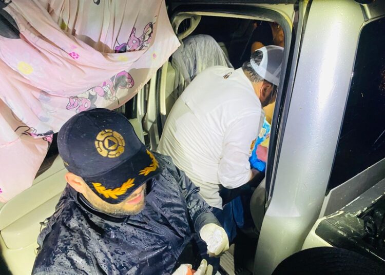 Alcalde de González, médico de profesión, atiende el nacimiento de una niña