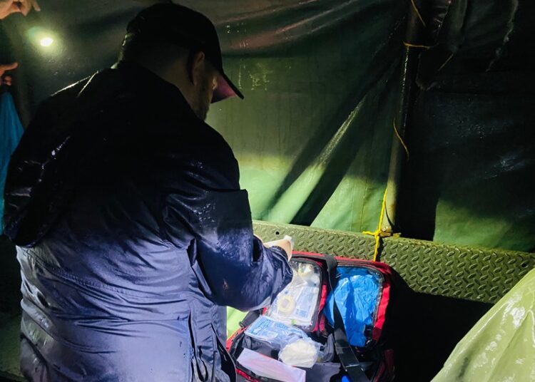 Alcalde de González, médico de profesión, atiende el nacimiento de una niña