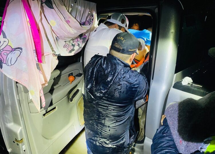 Alcalde de González, médico de profesión, atiende el nacimiento de una niña