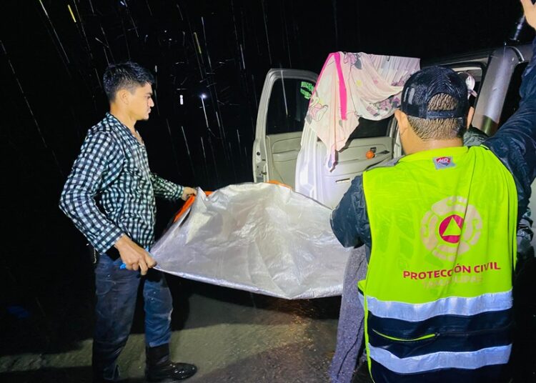 Alcalde de González, médico de profesión, atiende el nacimiento de una niña