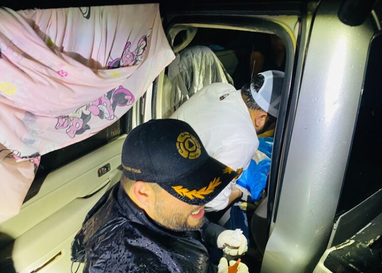 Alcalde de González, médico de profesión, atiende el nacimiento de una niña