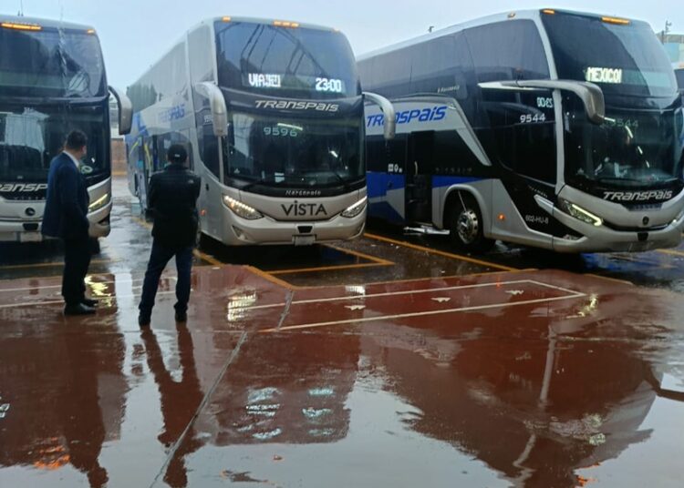Autobuses quedan varados en Victoria por lluvias y cierre de carreteras