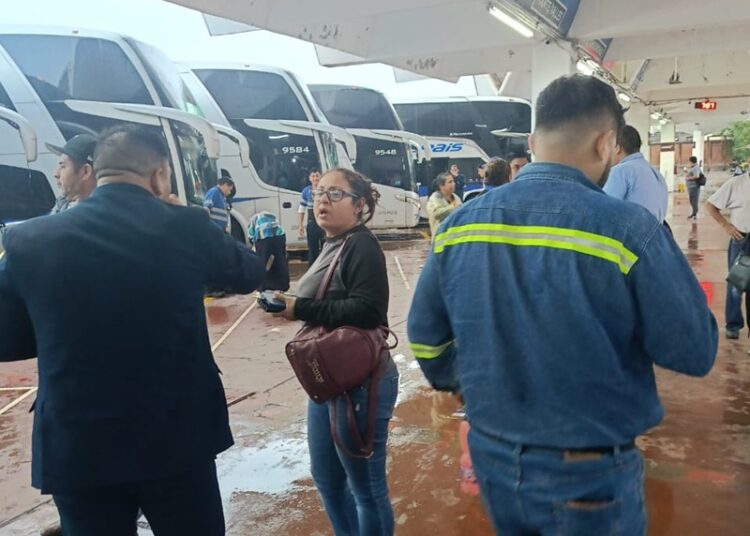 Autobuses quedan varados en Victoria por lluvias y cierre de carreteras