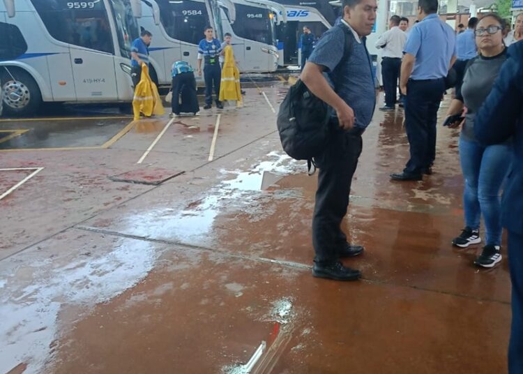 Autobuses quedan varados en Victoria por lluvias y cierre de carreteras