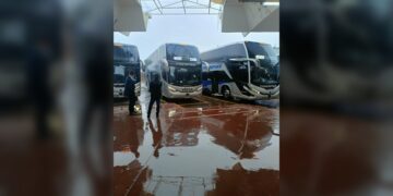 Autobuses quedan varados en Victoria por lluvias y cierre de carreteras
