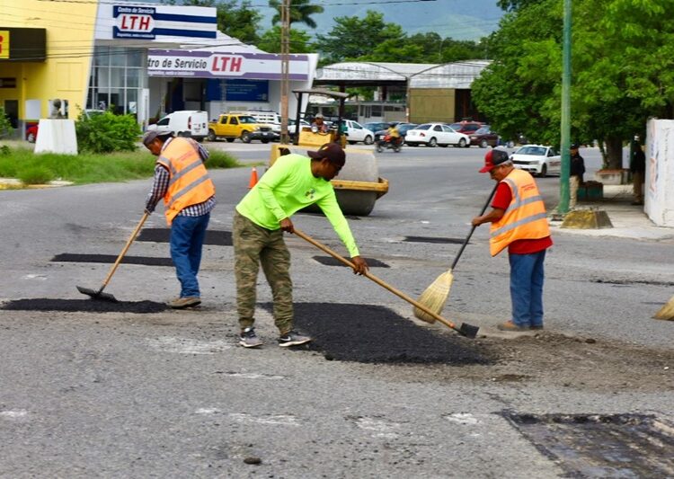 Avanza programa de bacheo en calles de la Capital
