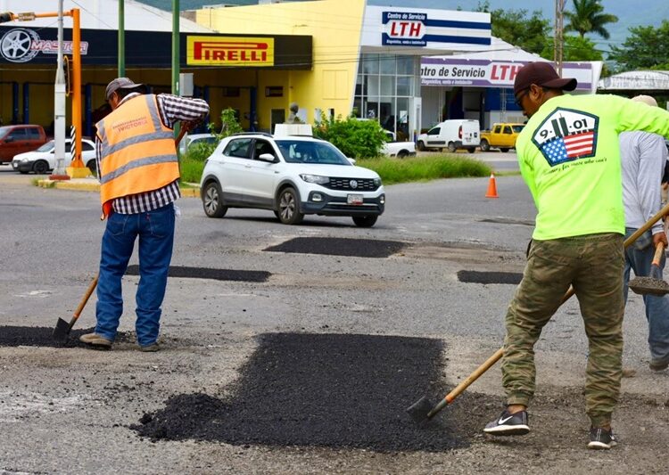 Avanza programa de bacheo en calles de la Capital