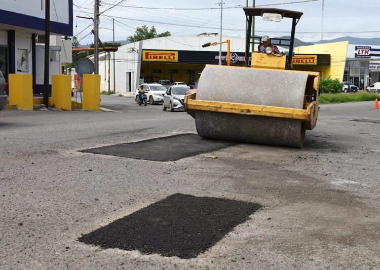 Avanza programa de bacheo en calles de la Capital