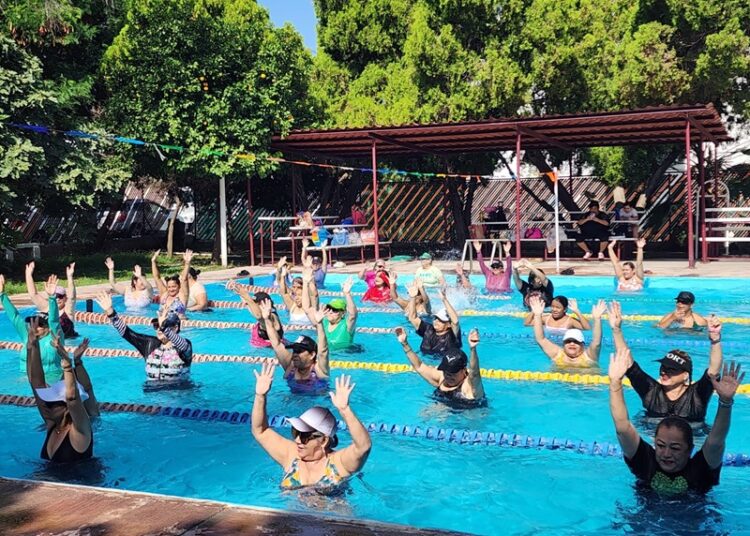 Bailan al ritmo del verano en la alberca de la Unidad Deportiva en NLD